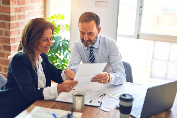 Dos Trabajadores Mediana Edad Sonriendo Felices Confiados Trabajar Juntos Con — Foto de Stock