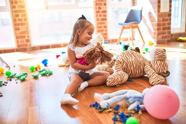 Joven Niña Rubia Hermosa Disfrutando Escuela Juego Con Juguetes Jardín —  Fotos de Stock