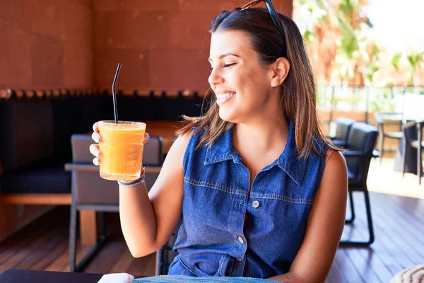 Joven Hermosa Mujer Sentada Restaurante Disfrutando Vacaciones Verano Bebiendo Batido — Foto de Stock