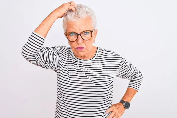 Senior Mujer Pelo Gris Con Rayas Azul Marino Gafas Camiseta — Foto de Stock