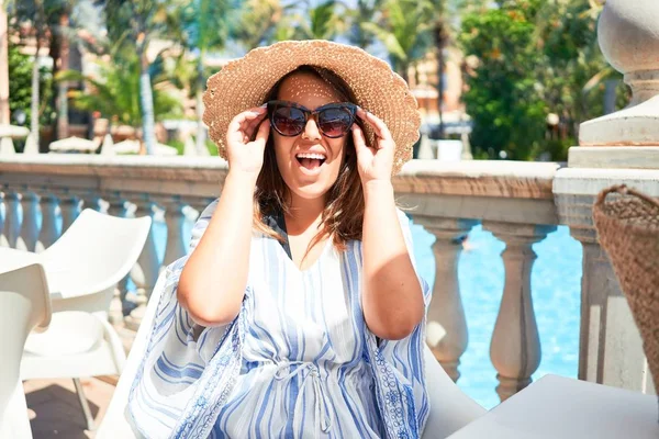 Yaz Tatilinde Otel Tatil Beldesinde Havuzda Oturan Güzel Bir Kadın — Stok fotoğraf