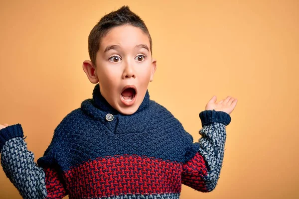 Ragazzo Bambino Che Indossa Maglione Invernale Sfondo Giallo Isolato Che — Foto Stock