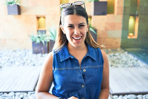 Joven Hermosa Mujer Sonriendo Feliz Positivo Interior Del Complejo Hotelero — Foto de Stock