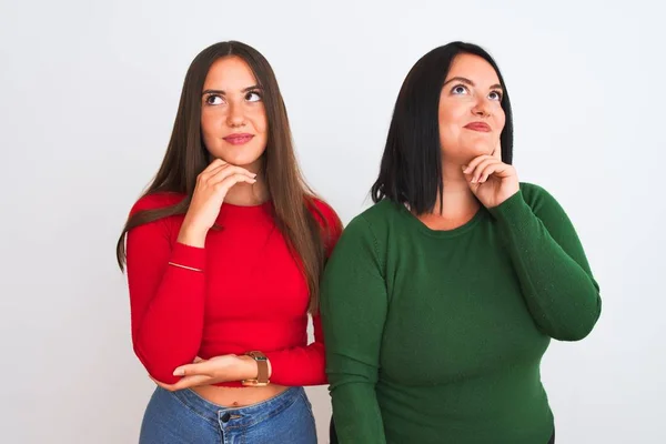 Junge Schöne Frauen Lässiger Kleidung Die Vor Isoliertem Weißem Hintergrund — Stockfoto