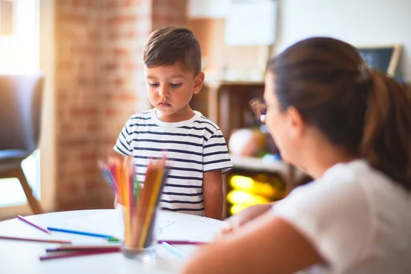 Bella Insegnante Bambino Ragazzo Disegno Disegnare Utilizzando Matite Colorate Alla — Foto Stock