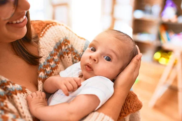 Jonge Mooie Vrouw Haar Baby Staan Thuis Moeder Houden Knuffelen — Stockfoto