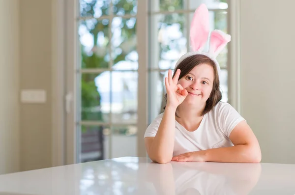 Syndrom Frau Hause Trägt Osterhasenohren Die Zeichen Mit Fingern Ausgezeichnetes — Stockfoto