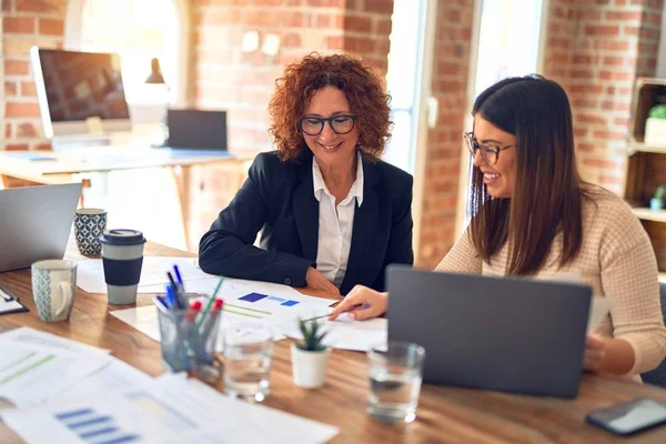 Two Beautiful Businesswomen Smiling Happy Confident Sitting Smile Face Working — 스톡 사진