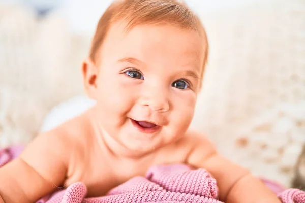 Evdeki Güzel Bebek Kanepeye Uzanmış Mutlu Bir Şekilde Gülümsüyor Yüzünde — Stok fotoğraf
