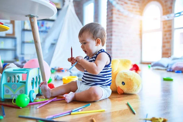 Adorable Niño Jugando Alrededor Montón Juguetes Jardín Infantes — Foto de Stock