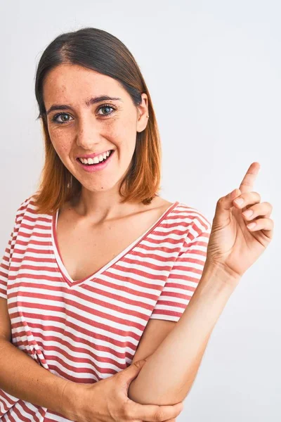 Schöne Rothaarige Frau Trägt Lässig Gestreiftes Rotes Shirt Über Isoliertem — Stockfoto