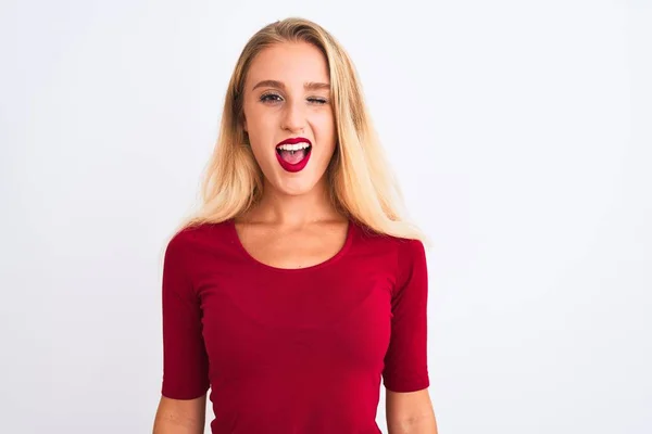 Jovem Mulher Bonita Vestindo Camiseta Vermelha Sobre Fundo Branco Isolado — Fotografia de Stock