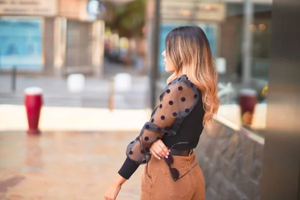 Jonge Mooie Vrouw Glimlachend Gelukkig Zelfverzekerd Staand Lopend Straat — Stockfoto