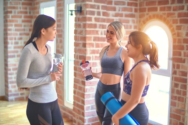 Jonge Mooie Groep Sporters Die Blij Glimlachen Staande Spreken Met — Stockfoto