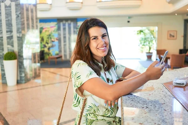 Jovem Mulher Bonita Sorrindo Alegre Usando Smartphone Sala Hotel Férias — Fotografia de Stock