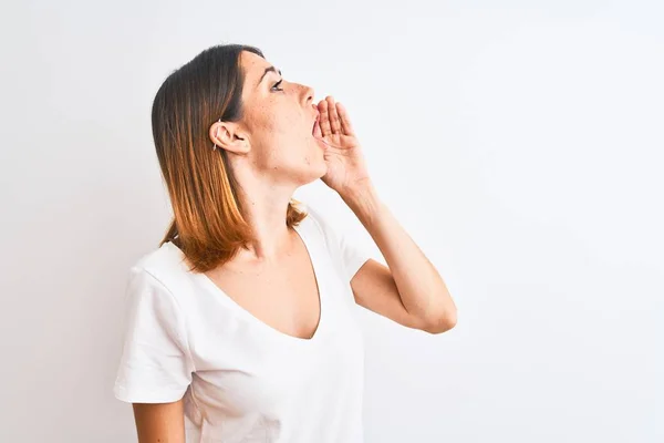 Beautiful Redhead Woman Wearing Casual White Shirt Isolated Background Shouting — Stok fotoğraf