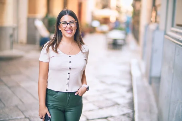 Joven Hermosa Mujer Sonriendo Feliz Confiado Pie Con Sonrisa Cara — Foto de Stock