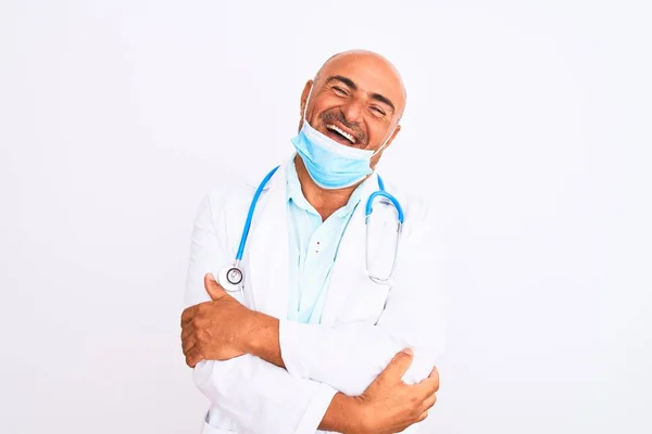 Médico Meia Idade Homem Vestindo Estetoscópio Máscara Sobre Fundo Branco — Fotografia de Stock