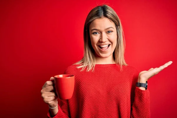 Jonge Mooie Vrouw Drinken Kopje Koffie Staan Geïsoleerde Rode Achtergrond — Stockfoto