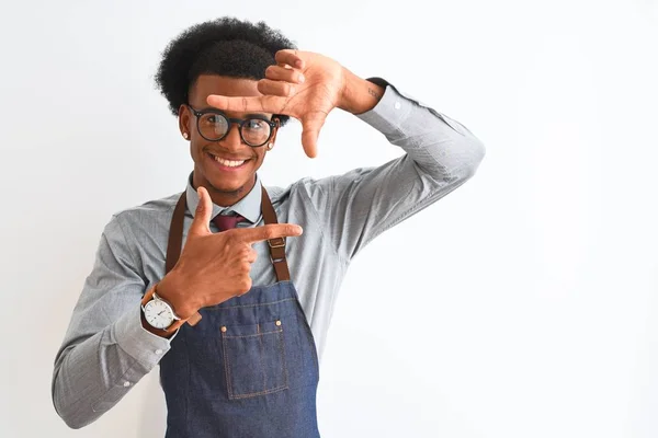 Giovane Afroamericano Negoziante Uomo Indossa Occhiali Grembiule Sfondo Bianco Isolato — Foto Stock