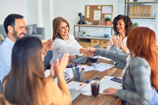 Grupo Trabajadores Negocios Sonriendo Felices Confiados Trabajando Juntos Con Sonrisa — Foto de Stock