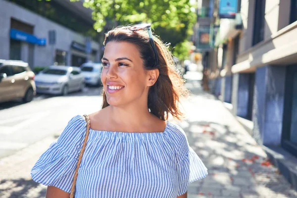 Joven Hermosa Mujer Sonriendo Feliz Caminando Por Las Calles Ciudad — Foto de Stock