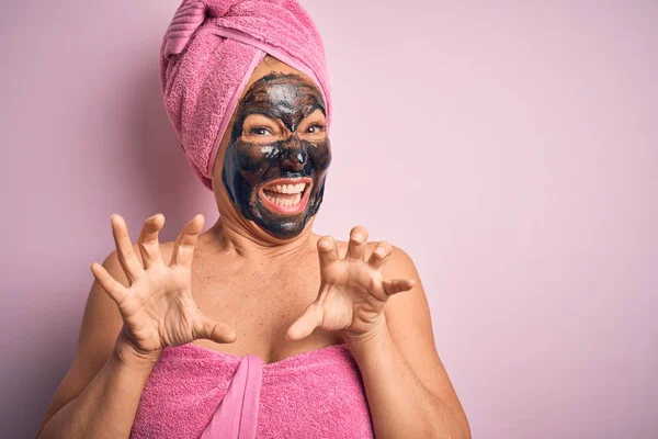 Mujer Morena Mediana Edad Con Máscara Cara Belleza Negro Sobre — Foto de Stock