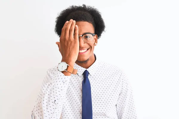 Giovane Uomo Affari Afroamericano Con Cravatta Occhiali Sfondo Bianco Isolato — Foto Stock