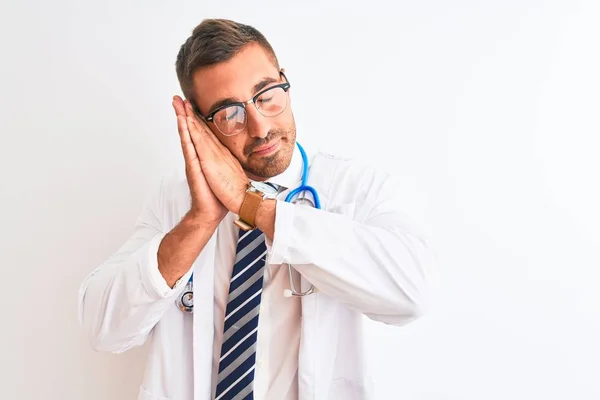 Jeune Beau Médecin Homme Portant Stéthoscope Sur Fond Isolé Endormi — Photo