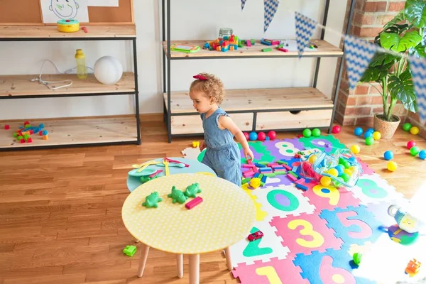 Schöne Kaukasische Säugling Spielt Mit Spielzeug Bunten Spielzimmer Fröhlich Und — Stockfoto