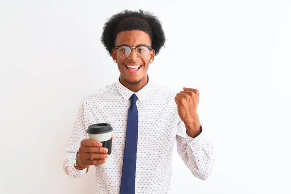 Νεαρός Αφροαμερικάνος Επιχειρηματίας Πίνει Καφέ Πάνω Από Απομονωμένο Λευκό Φόντο — Φωτογραφία Αρχείου