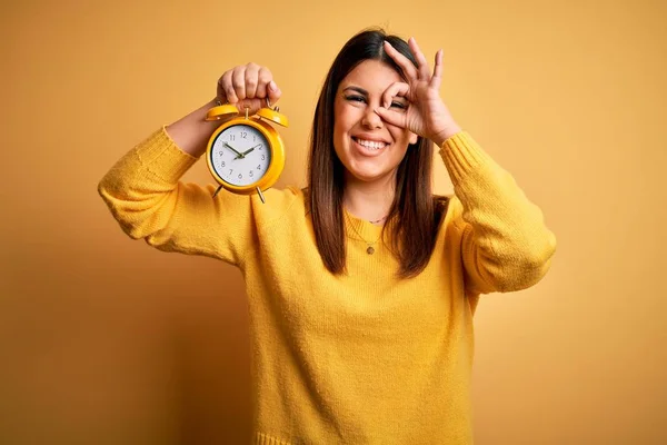 Jeune Belle Femme Tenant Réveil Debout Sur Fond Jaune Isolé — Photo