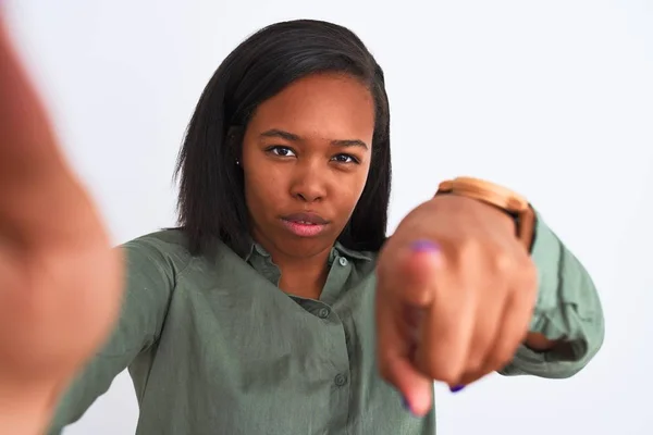 Mooie Jonge Afrikaans Amerikaanse Vrouw Neemt Selfie Geïsoleerde Achtergrond Wijzen — Stockfoto