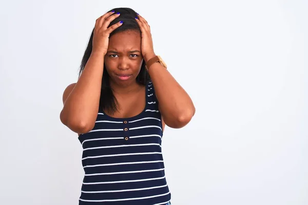 夏のTシャツを着た美しい若いアフリカ系アメリカ人女性は 頭痛が絶望的で 痛みと片頭痛のために強調された孤立した背景に苦しんでいます 手を頭に — ストック写真