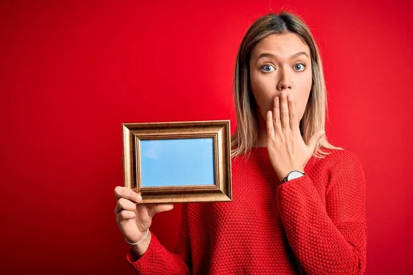 Young Beautiful Woman Holding Vintage Frame Standing Isolated Red Background — Stock Photo, Image