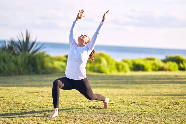 Junge Schöne Sportlerin Praktiziert Yoga Trainer Lehrt Krieger Park Posieren — Stockfoto