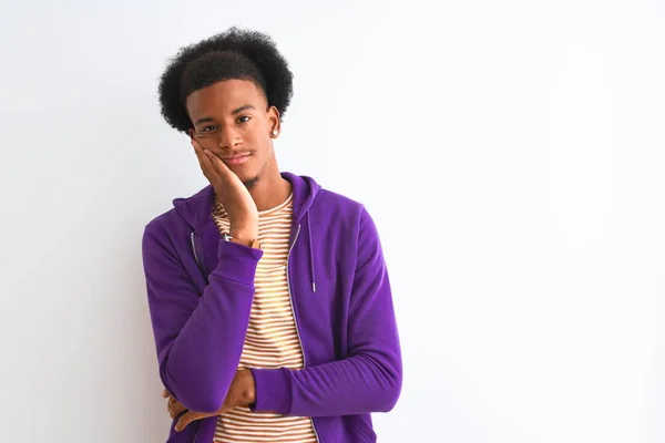 Afro Amerikaanse Man Draagt Paarse Sweatshirt Staan Geïsoleerde Witte Achtergrond — Stockfoto