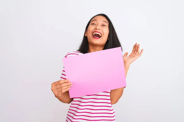 Jovem Bela Mulher Chinesa Segurando Banner Sobre Fundo Branco Isolado — Fotografia de Stock