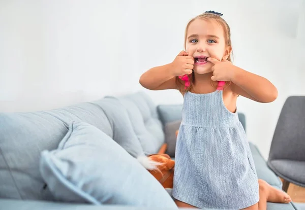 Joven Hermosa Niña Rubia Disfrutando Escuela Juego Con Juguetes Jardín —  Fotos de Stock