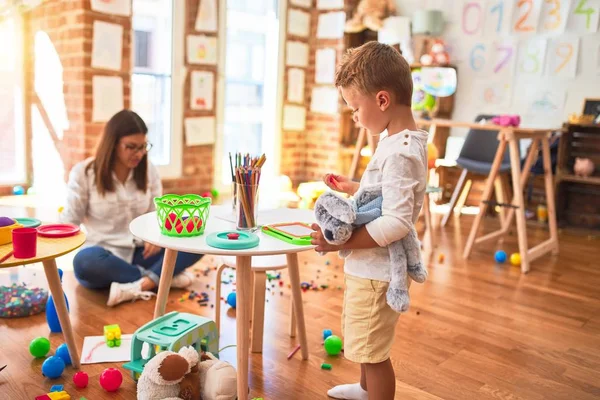 Vacker Lärare Och Småbarn Ritning Med Hjälp Digital Styrelse Runt — Stockfoto