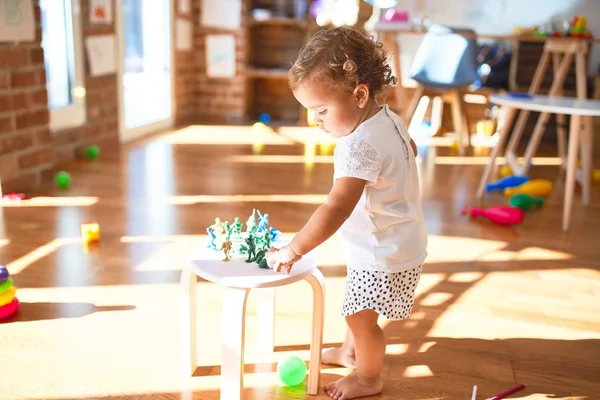 Entzückendes Kleinkind Spielt Kindergarten Mit Soldaten Miniatur Jede Menge Spielzeug — Stockfoto