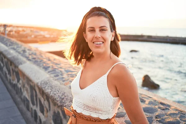 Hermosa Mujer Joven Caminando Paseo Marítimo Disfrutando Vista Mar Sonriendo —  Fotos de Stock
