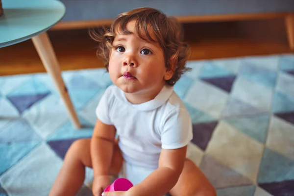 美丽的幼儿女孩穿着白色T恤在地毯上玩 — 图库照片