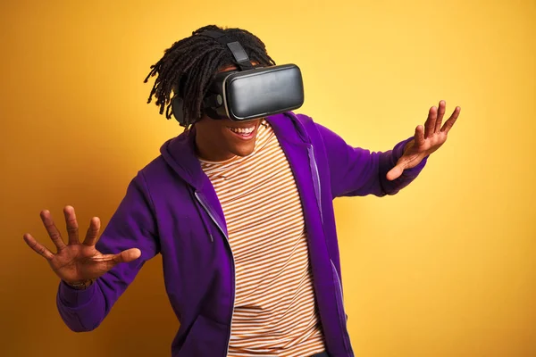 Young African American Man Playing Virtual Reality Game Using Goggles — Stock Photo, Image