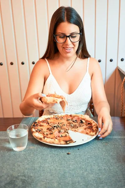 Giovane Bella Donna Seduta Ristorante Godendo Vacanze Estive Mangiare Pizza — Foto Stock