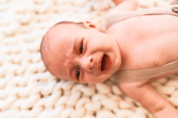 Schattige Baby Liggend Deken Bank Thuis Pasgeborenen Huilen Schreeuwen — Stockfoto