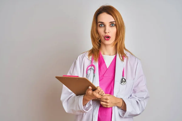 Redhead Caucasian Doctor Woman Wearing Pink Stethoscope Holding Clipboard Scared — Stok fotoğraf