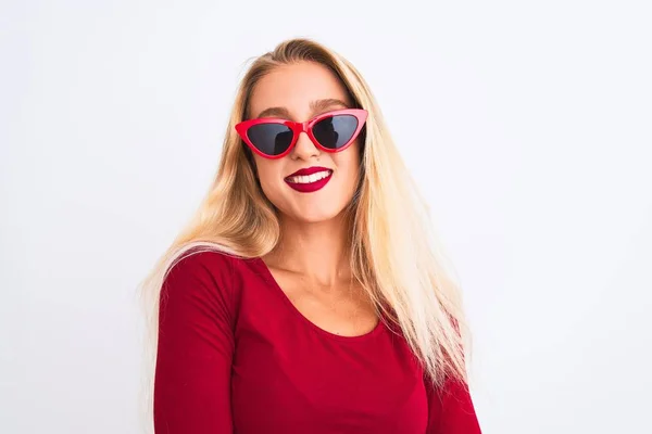 Jeune Belle Femme Portant Shirt Rouge Des Lunettes Soleil Sur — Photo