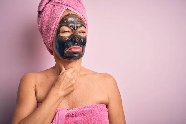 Mujer Morena Mediana Edad Que Usa Mascarilla Negra Belleza Sobre — Foto de Stock