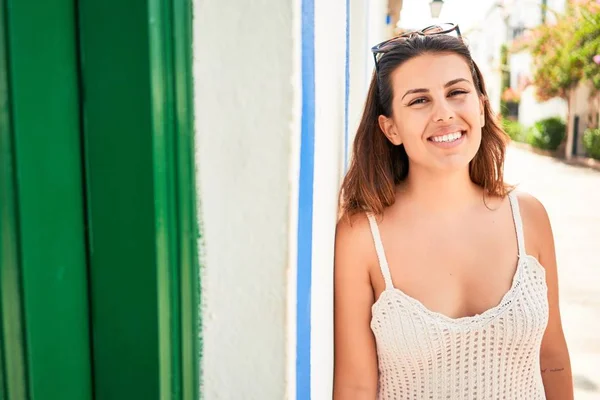 Jonge Mooie Vrouw Het Kleurrijke Dorp Puerto Mogan Glimlachend Blij — Stockfoto